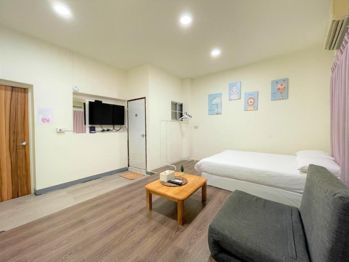 Fengjia 08 Home Taichung Exterior photo